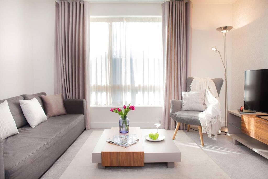 Stylish And Central Two Bedroom & Two Bathroom Apartment With Free Parking Екстер'єр фото
