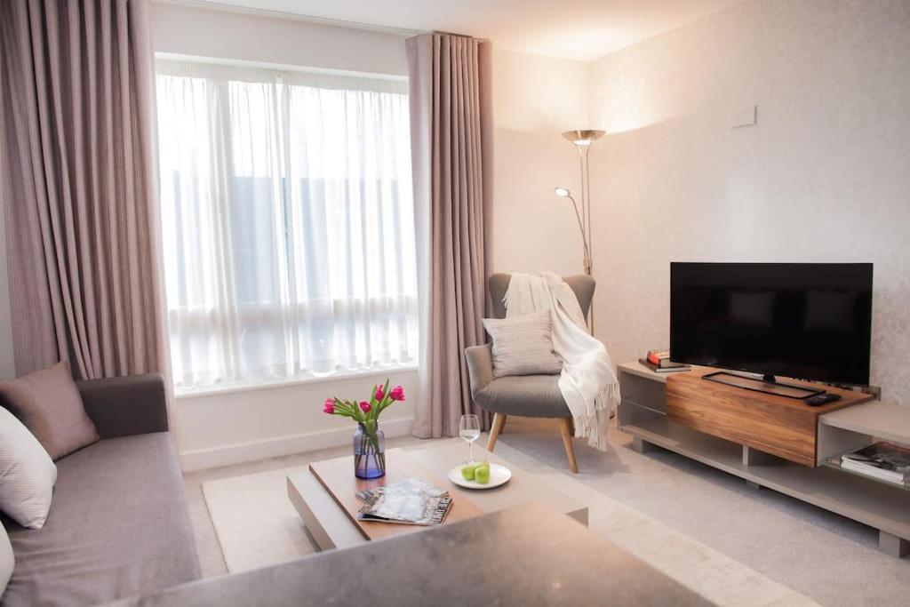 Stylish And Central Two Bedroom & Two Bathroom Apartment With Free Parking Екстер'єр фото