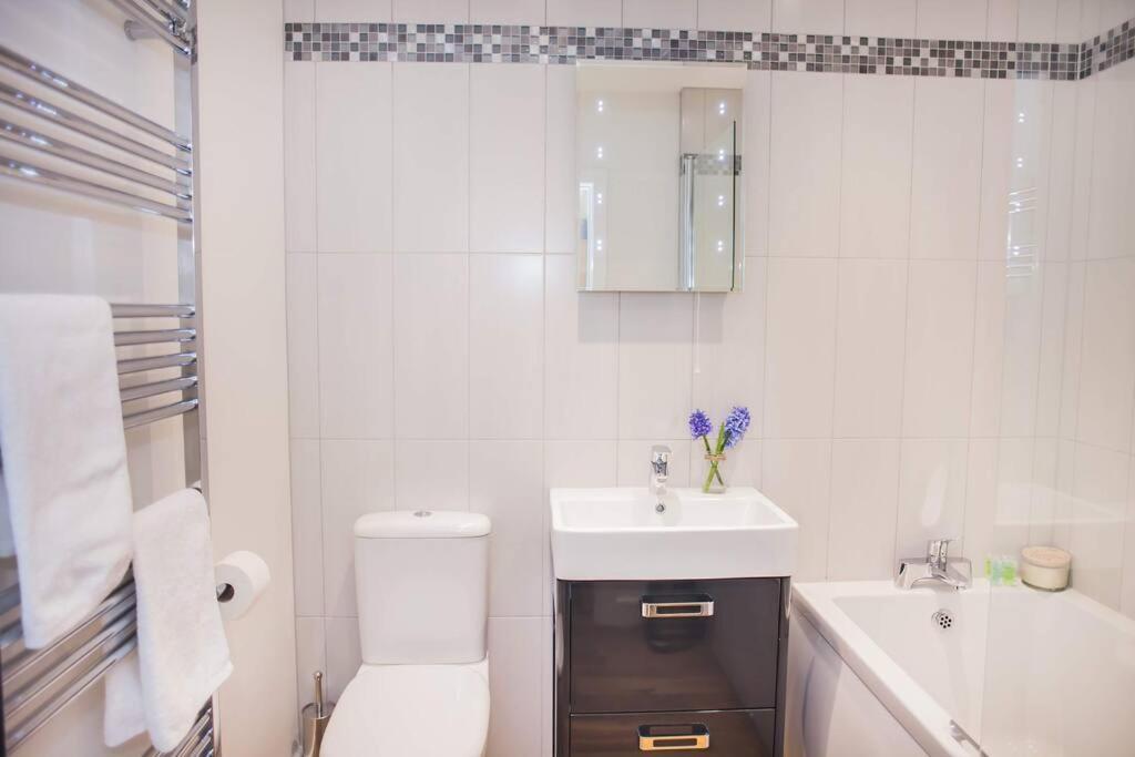Stylish And Central Two Bedroom & Two Bathroom Apartment With Free Parking Екстер'єр фото