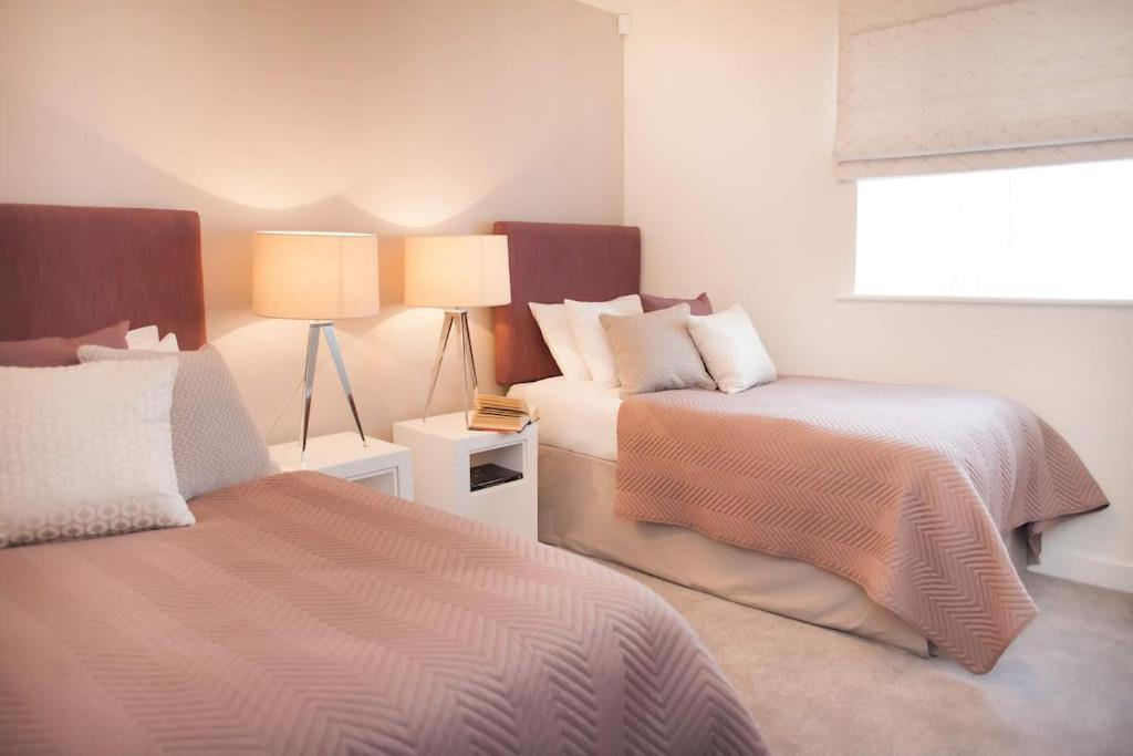 Stylish And Central Two Bedroom & Two Bathroom Apartment With Free Parking Екстер'єр фото