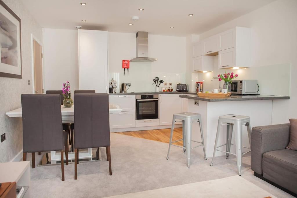 Stylish And Central Two Bedroom & Two Bathroom Apartment With Free Parking Екстер'єр фото